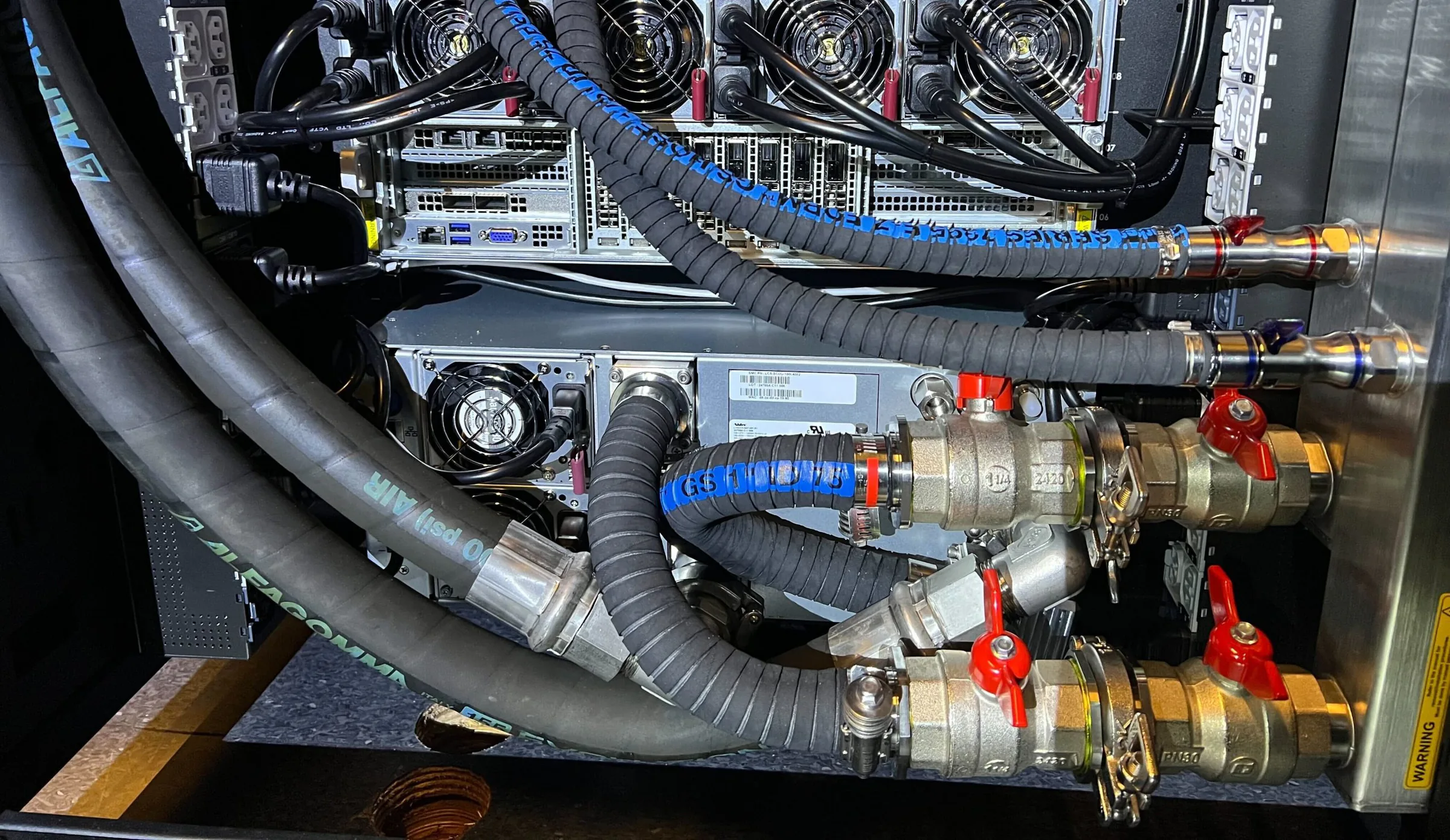 Supermicro製 水冷サーバラック、水冷サーバ（H100）、CDUを設置しました